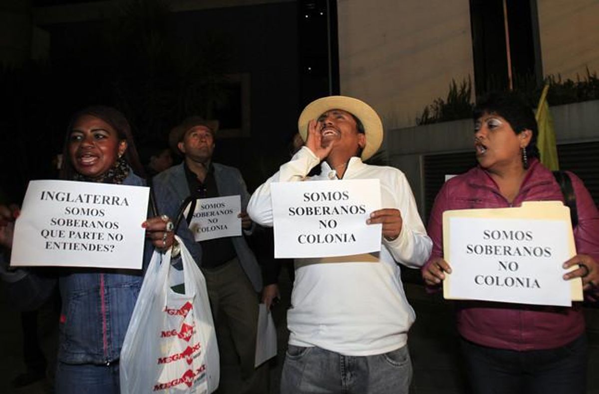 Ciudadanos ecuatorianos protestan ante la embajada británica en Quito por las amenazas del Reino Unido, anoche. Ciudadanos ecuatorianos protestan ante la embajada británica en Quito por las amenazas del Reino Unido, anoche.