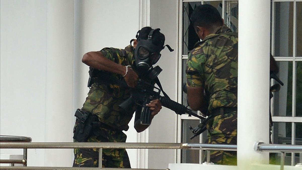 Fuerzas especiales del ejército de Sri Lanka en una acción frente a una casa tras uno de los ataques suicidas. 