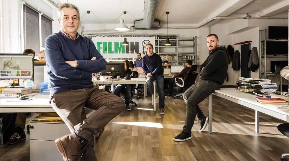 Los responsables de Filmin, Juan Carlos Tous (izquierda), Jose Antonio de Luna (centro) y Jaume Ripoll, en la sede que la empresa tiene en Barcelona.