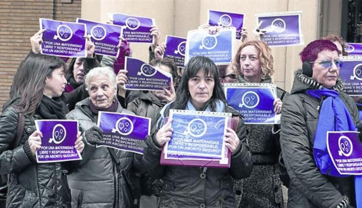 Representantes de colectivos feministas de Zaragoza, tras entregar firmas contra la ’ley Gallardón’ en la Delegación del Gobierno, la semana pasada. Representantes de colectivos feministas de Zaragoza, tras entregar firmas contra la ’ley Gallardón’ en la Delegación del Gobierno, la semana pasada.