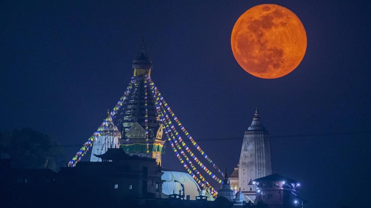 La superluna rosa se alza sobre Swayambhunath, el antiguo complejo religioso del valle de Katmandú, este martes. La superluna rosa se alza sobre Swayambhunath, el antiguo complejo religioso del valle de Katmandú, este martes.