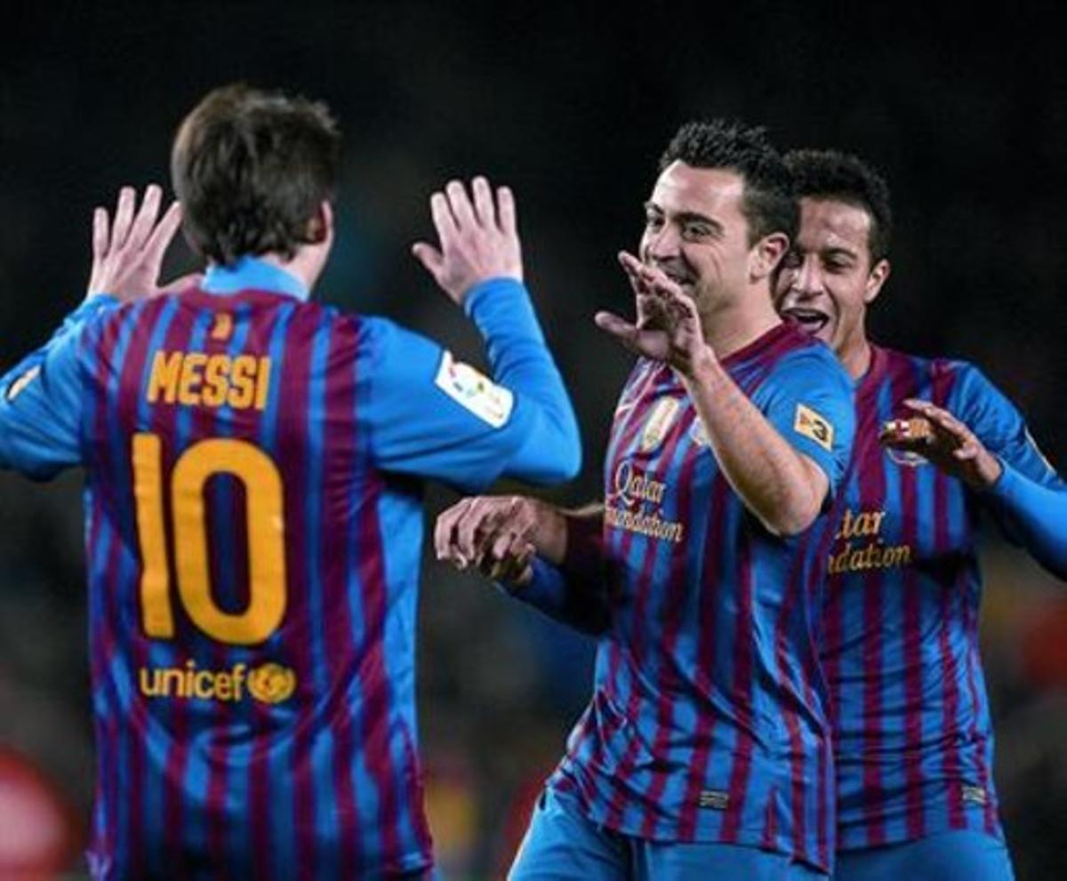 Xavi agradece a Messi la asistencia enel quinto gol.