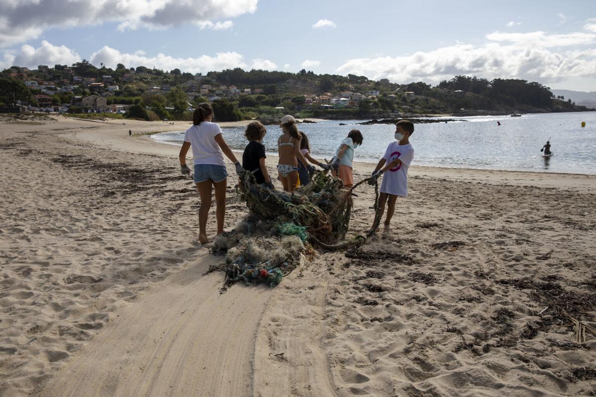 Varios niños recoge basuraleza en una playa durante una edición anterior de ‘1m2 por las playas y los mares’. Varios niños recoge basuraleza en una playa durante una edición anterior de ‘1m2 por las playas y los mares’.