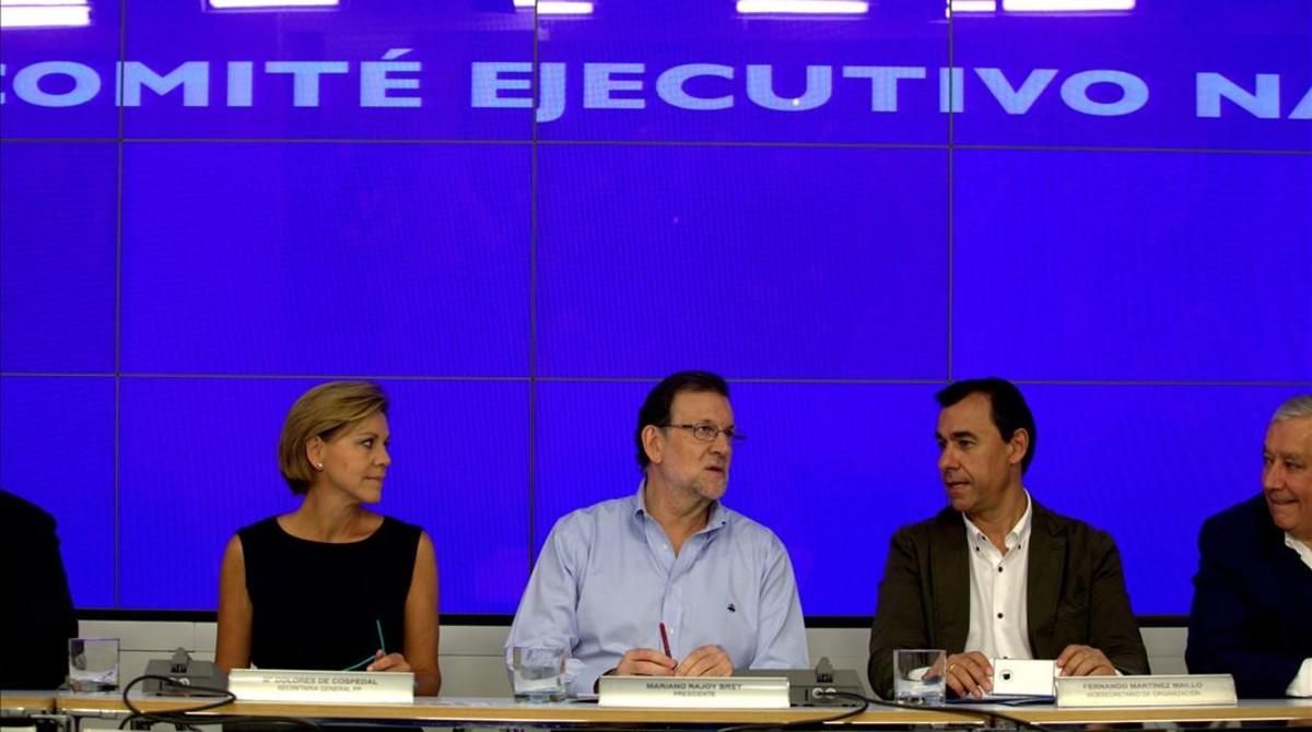 El presidente del PP, Mariano Rajoy, junto a otros dirigentes de su partido este sábado en la reunión del comité ejecutivo conservador. El presidente del PP, Mariano Rajoy, junto a otros dirigentes de su partido este sábado en la reunión del comité ejecutivo conservador.