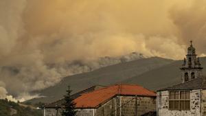 Ourense, de nuevo bajo el azote de las llamas a la espera de la lluvia