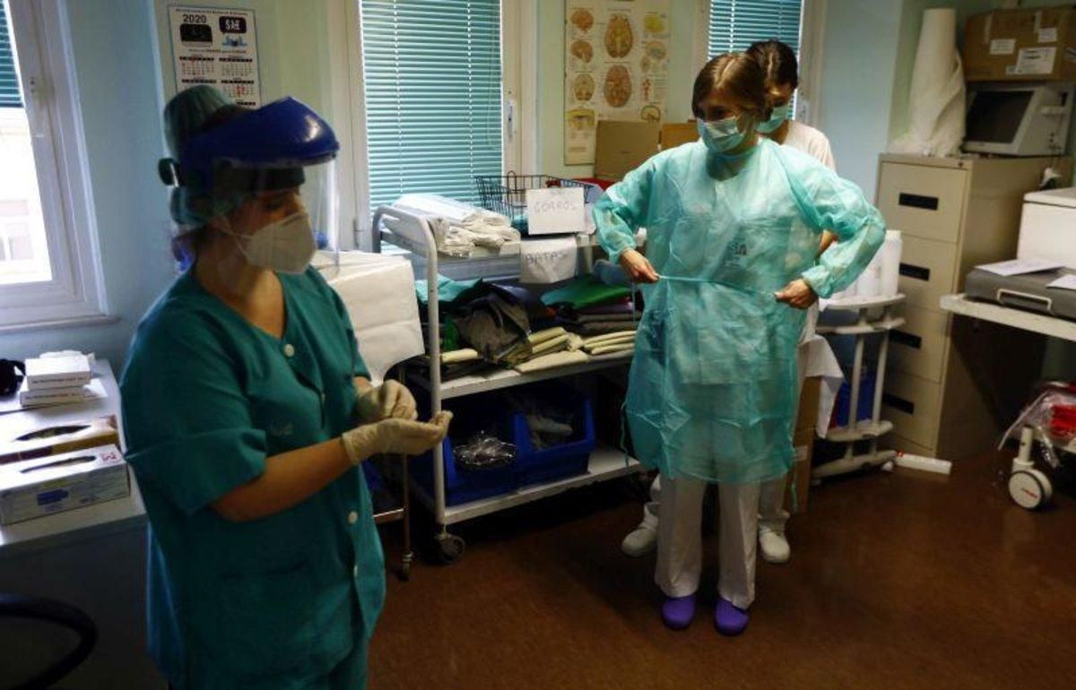 Una sanitaria ayuda a otra compañera a protegerse con el equipo, en el Servet. Una sanitaria ayuda a otra compañera a protegerse con el equipo, en el Servet.