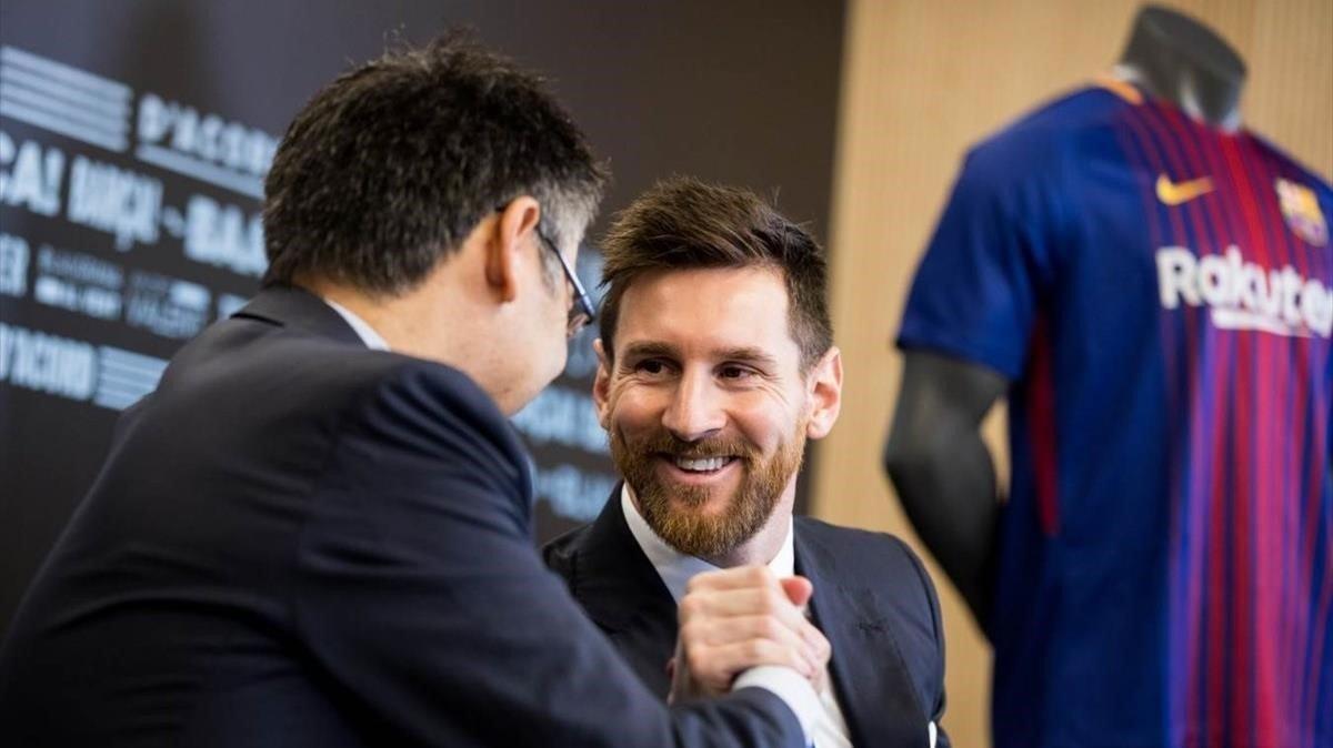 Messi y Bartomeu, en la última renovación firmada por el presidente en el 2017.