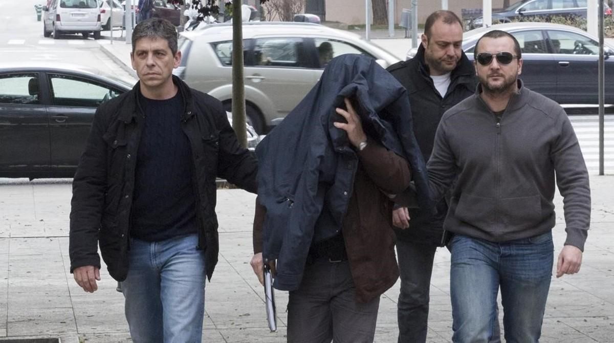 Joaquim Benítez, el pederasta confeso, el pasado 6 de febrero entrando en la Ciutat de la Justícia de Barcelona. Joaquim Benítez, el pederasta confeso, el pasado 6 de febrero entrando en la Ciutat de la Justícia de Barcelona.