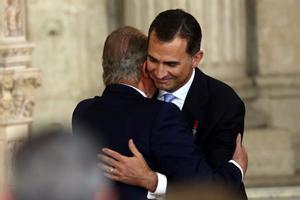 Felipe VI y Juan Carlos I, el 18 de junio de 2014, en el acto en el Palacio Real en el que el rey emérito firmó su última ley: la de su propia abdicación. 