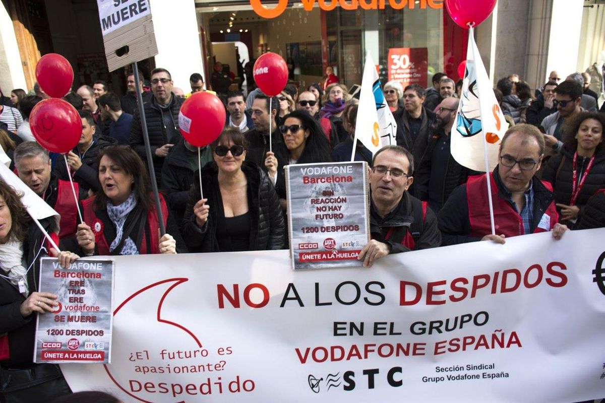 Protesta de trabajadores de Vodafone en Barcelona por el ERE registrado por la empresa. Protesta de trabajadores de Vodafone en Barcelona por el ERE registrado por la empresa.