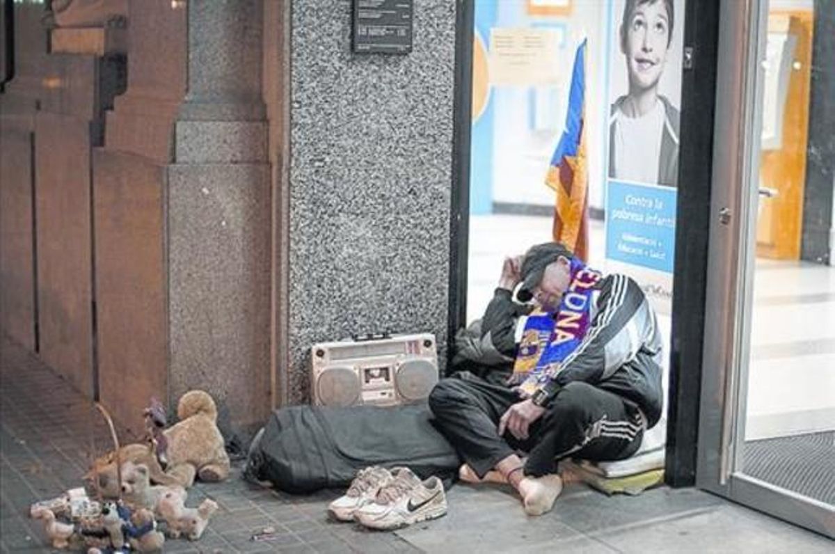 Un hombre duerme frente a un cajero del paseo de Sant Joan, el pasado martespor la noche. Un hombre duerme frente a un cajero del paseo de Sant Joan, el pasado martespor la noche.