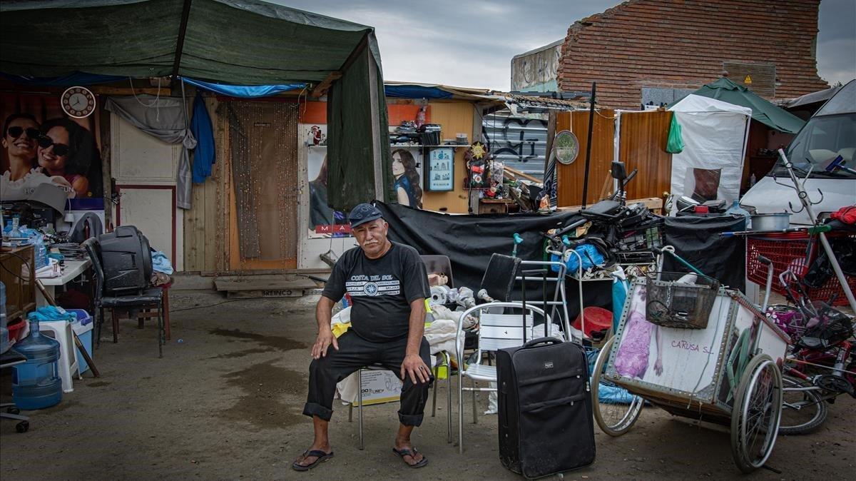Alejando Puya, vive en un campamento en Barcelona, junto a montones de chatarra pendiente para vender.