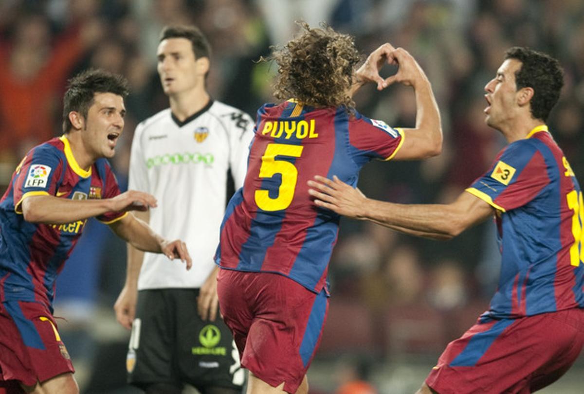 Puyol dibuja un corazón con sus manos tras el gol del triunfo.