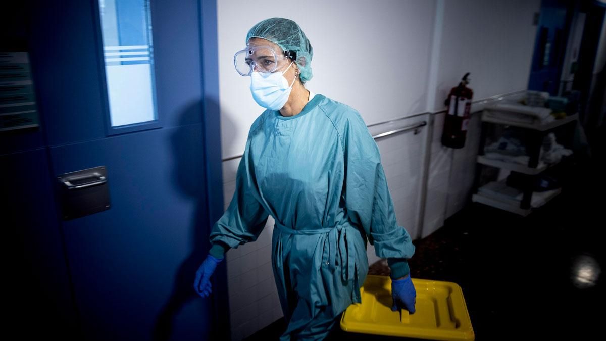 Una sanitaria en la planta para enfermos de covid en el Hospital del Mar. Una sanitaria en la planta para enfermos de covid en el Hospital del Mar.
