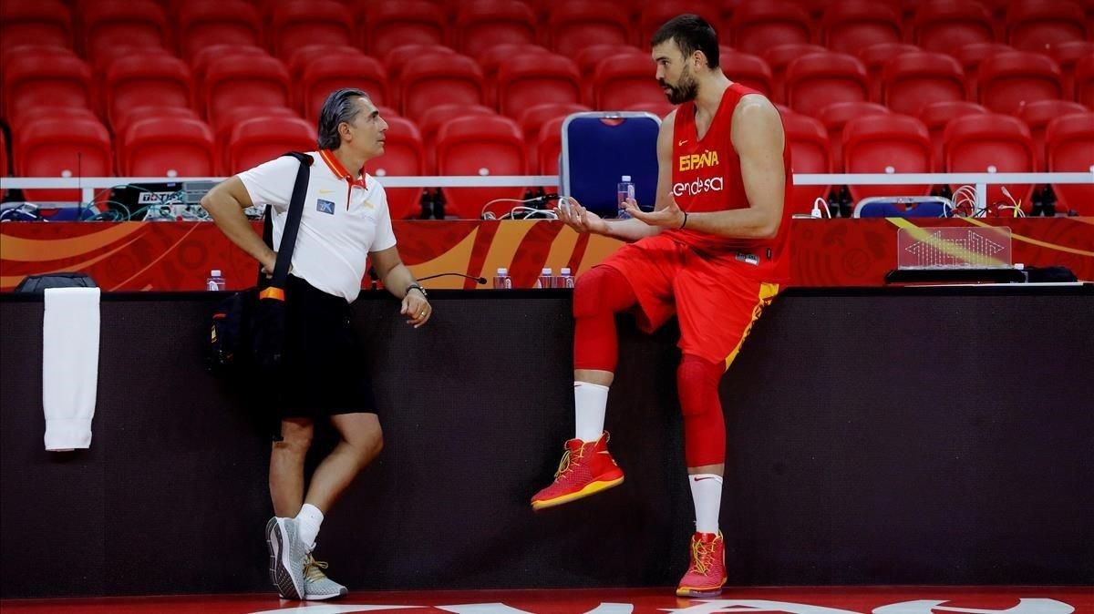 Sergio Scariolo y Marc Gasol charlan en una sesión de preparación en Guangzhou (China). Sergio Scariolo y Marc Gasol charlan en una sesión de preparación en Guangzhou (China).