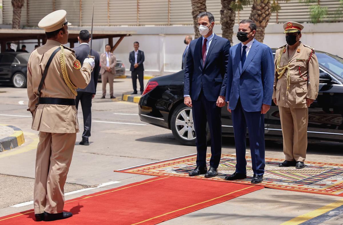 El presidente del Gobierno, Pedro Sánchez, recibido por el primer ministro de Libia, Abdelhamid Dbeibah, este 3 de junio a su llegada a Trípoli. El presidente del Gobierno, Pedro Sánchez, recibido por el primer ministro de Libia, Abdelhamid Dbeibah, este 3 de junio a su llegada a Trípoli.