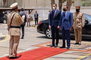El presidente del Gobierno, Pedro Sánchez, recibido por el primer ministro de Libia, Abdelhamid Dbeibah, este 3 de junio a su llegada a Trípoli. 