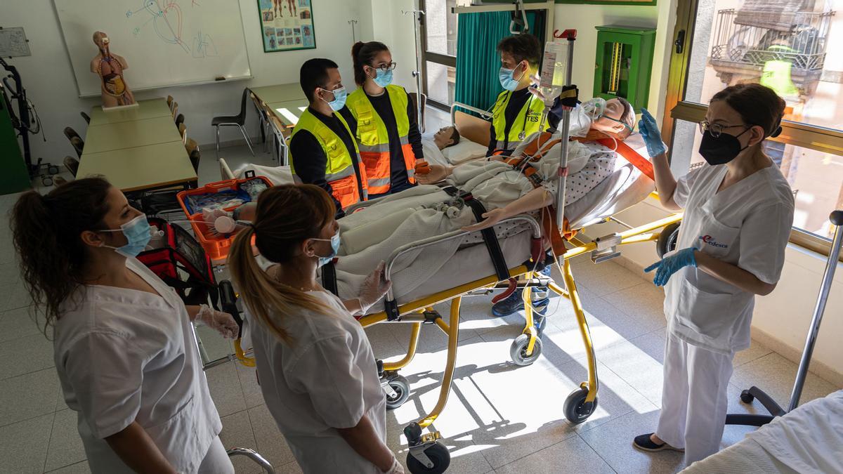 Una profesora imparte una clase en el grado medio de Emergencias Sanitarias y Enfermería en la escuela CEDESCA, en Barcelona.