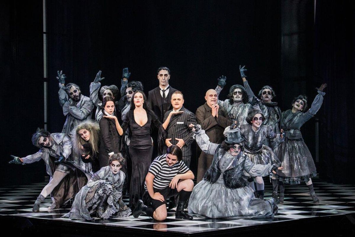 La compañía que representa ’La familia Addams’, al completo. La compañía que representa ’La familia Addams’, al completo.