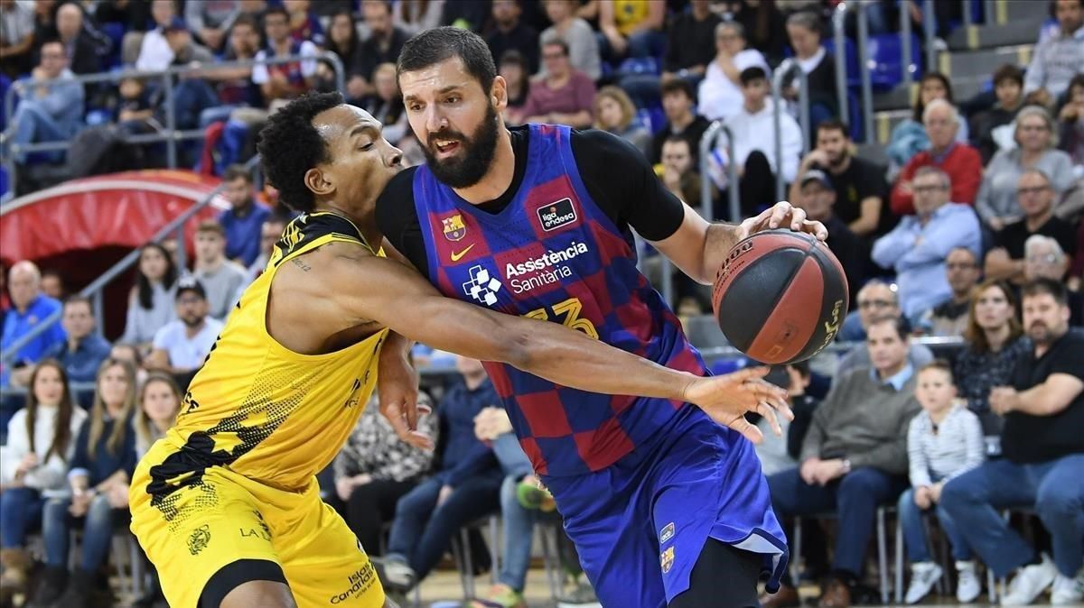 Mirotic entra a canasta ante Atkins. Mirotic entra a canasta ante Atkins.