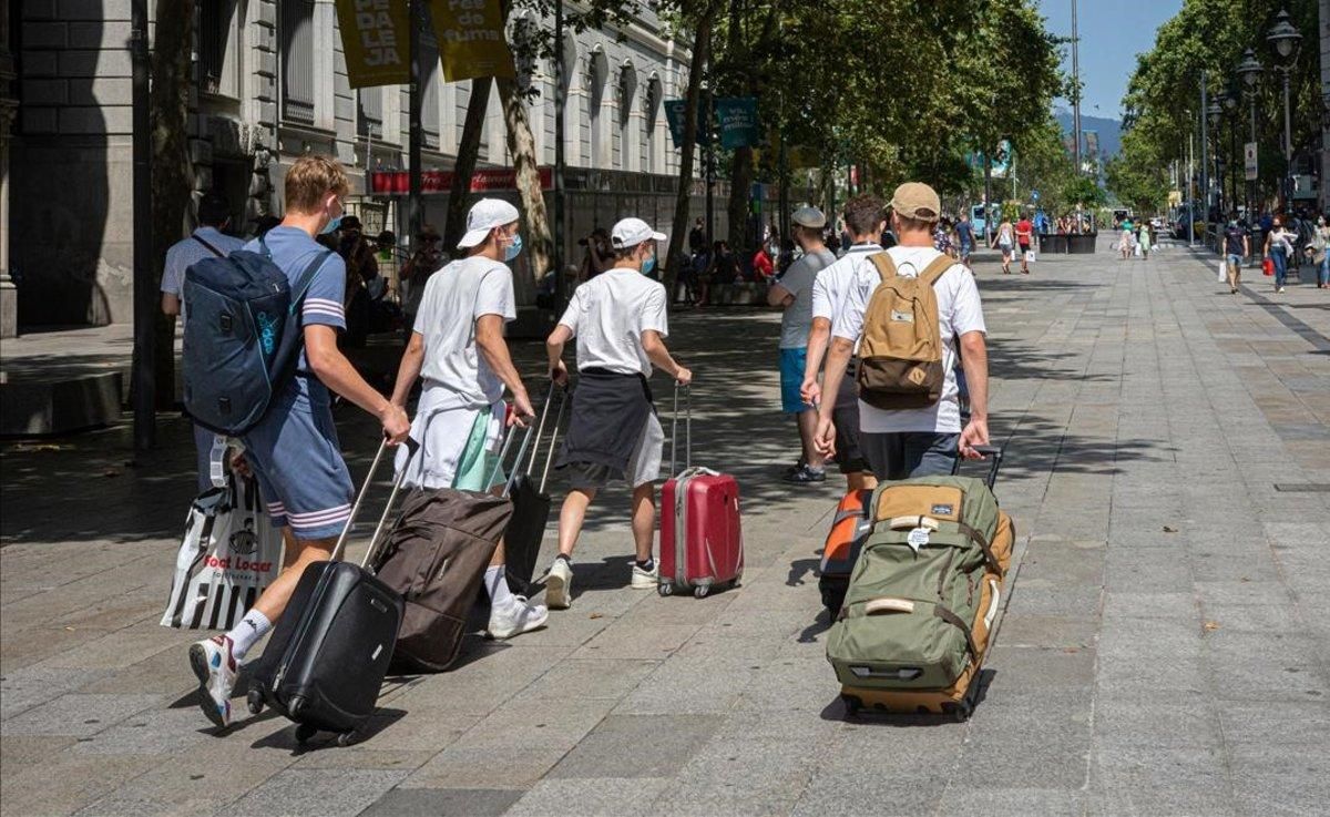 Un grupo de turistas suizos, en el centro de Barcelona, el pasado julio. Un grupo de turistas suizos, en el centro de Barcelona, el pasado julio.