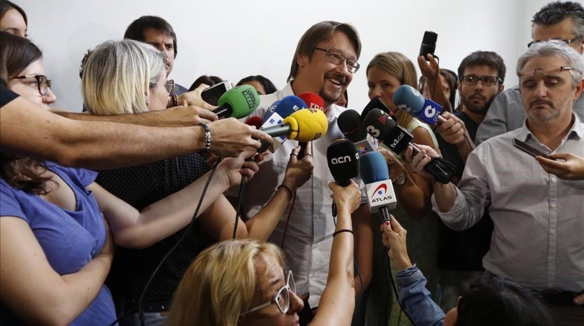 El líder de Catalunya en Comú, Xavier Domènech, atiende a los medios, este lunes.