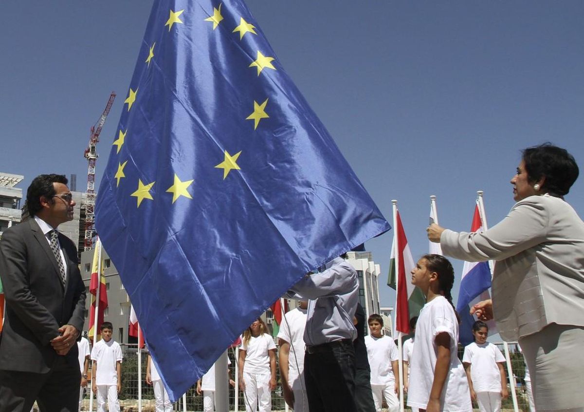 La bandera de la UE durante la ceremonia de establecimiento de la presidencia semestral de Chipre, en el 2012. La bandera de la UE durante la ceremonia de establecimiento de la presidencia semestral de Chipre, en el 2012.