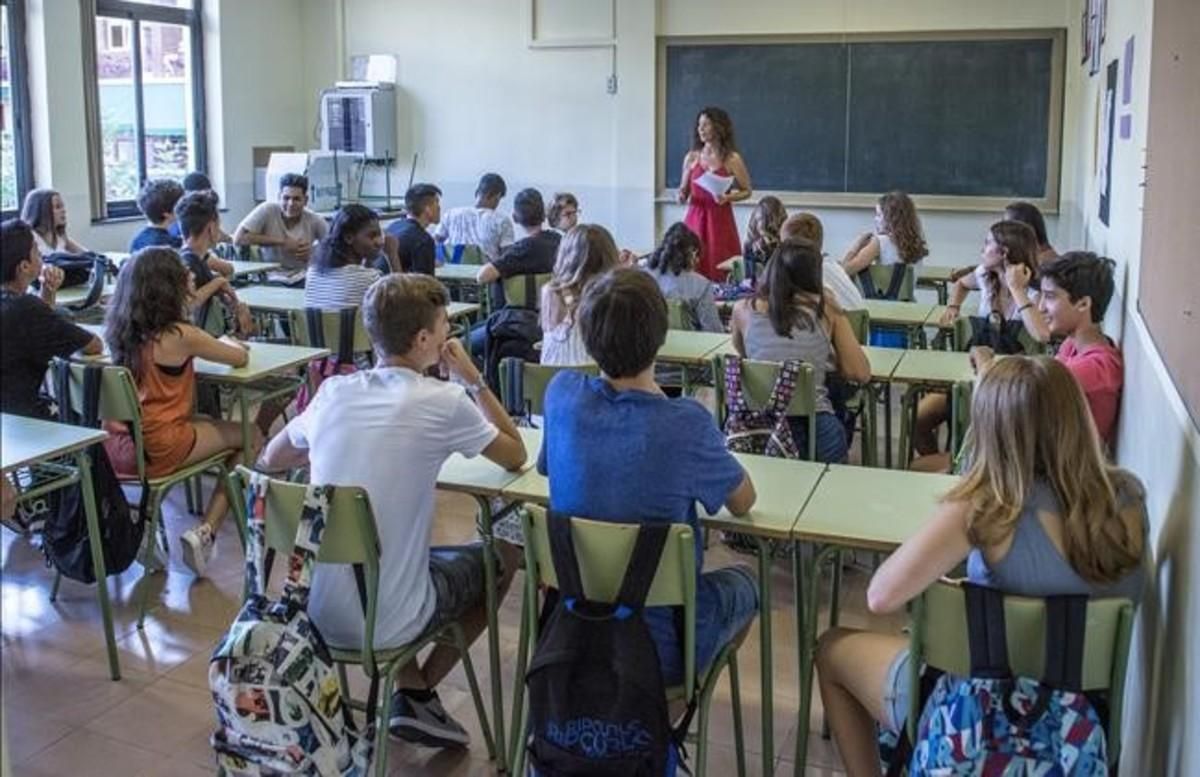 Alumnos en una clase del instituto Moisès Broggi de Barcelona. Alumnos en una clase del instituto Moisès Broggi de Barcelona.