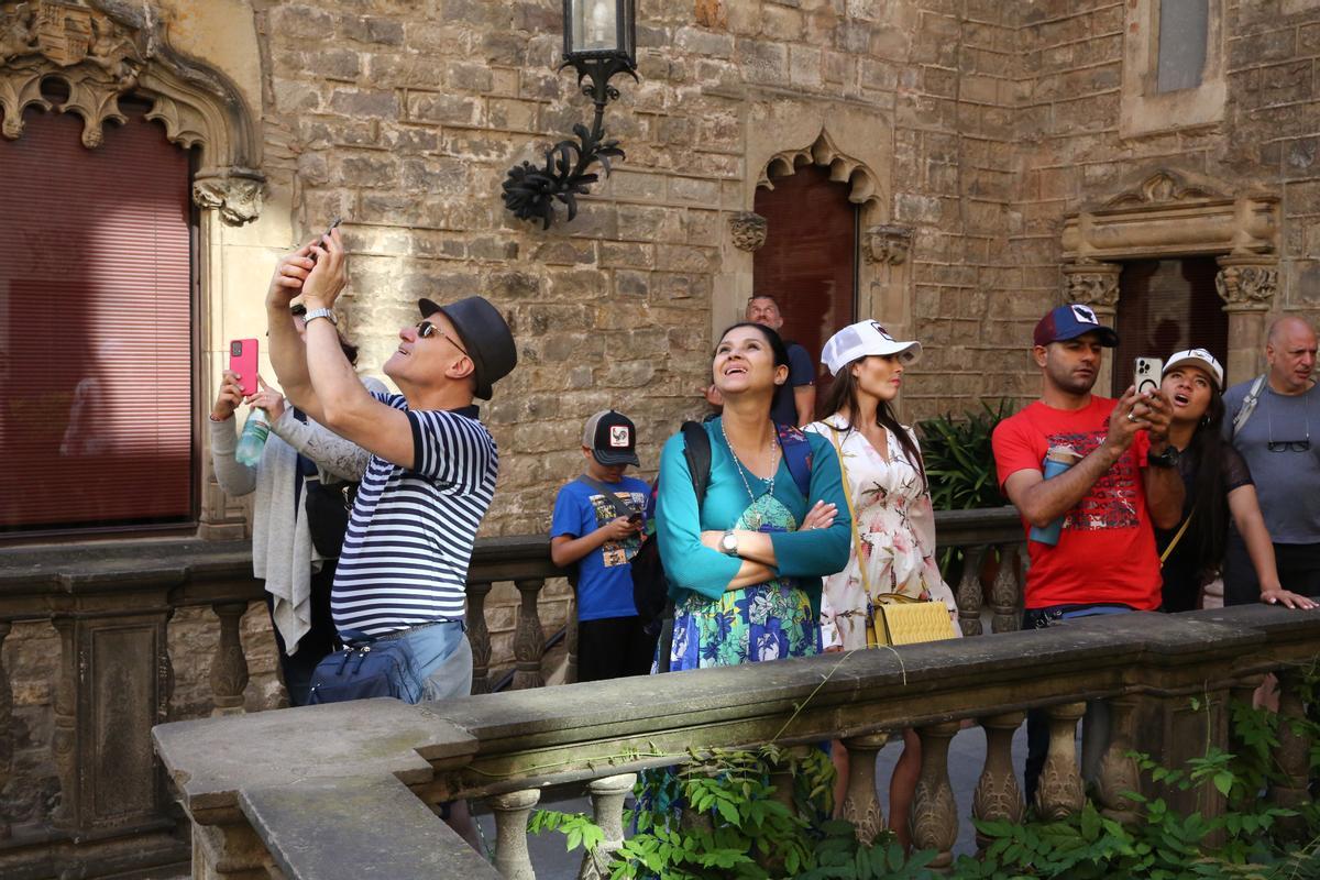 Un grupo de turistas, este verano, en Barcelona.