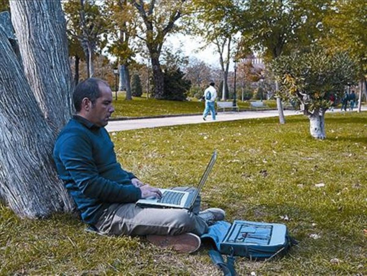 Un usuario utiliza el wifi público en el parque de la Ciutadella. Un usuario utiliza el wifi público en el parque de la Ciutadella.