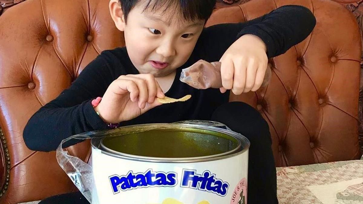 Un niño surcoreano pone salsa a una patata de la marca gallega Bonilla a la vista. Un niño surcoreano pone salsa a una patata de la marca gallega Bonilla a la vista.