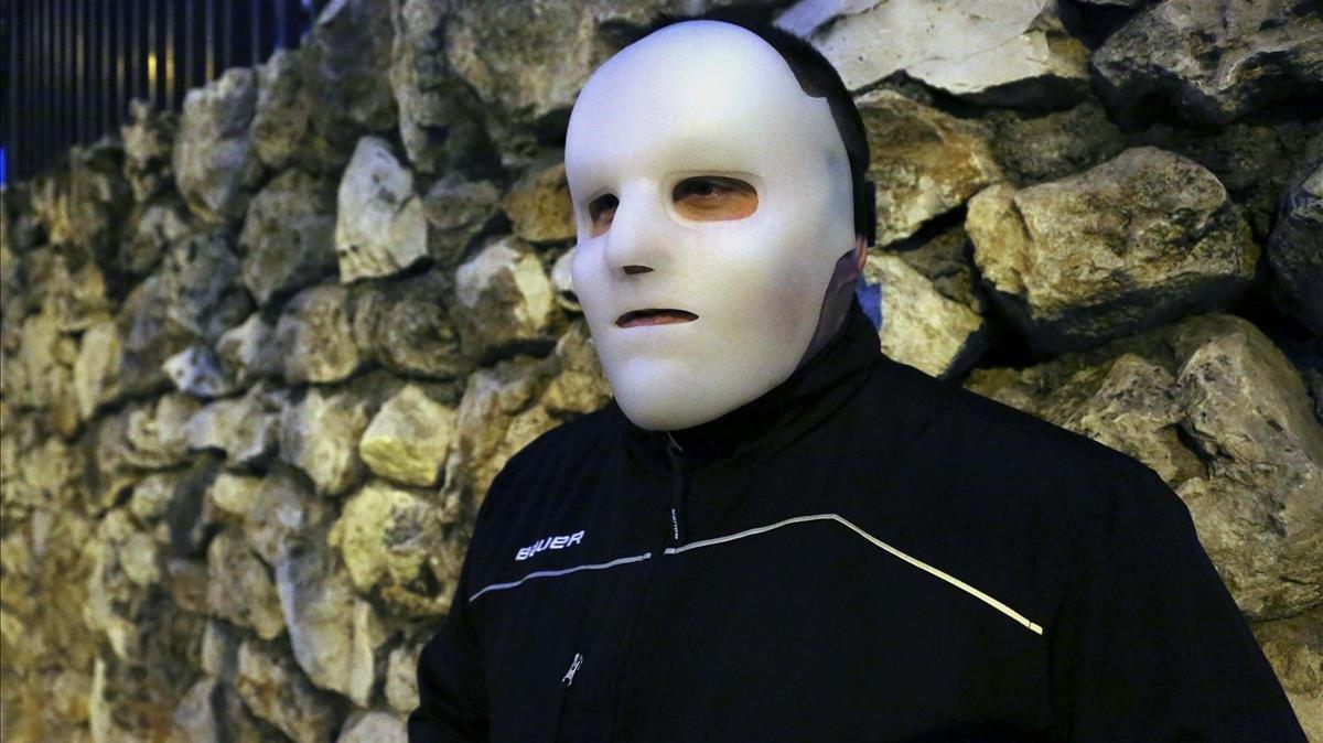 Flako, en Madrid, este mes, con la máscara que lleva en los actos públicos para que su pasado no interfiera en su nueva vida.