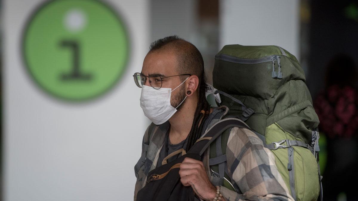 Fernando Simón ha indicado que los casos de coronavirus en España se sitúan ya en 19.980. Además, se han superado ya las 1.000 muertes. En la foto, un pasajero en el aeropuerto de El Prat.