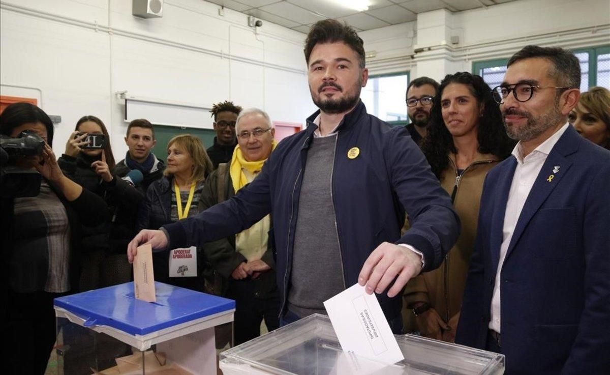 Gabriel Rufián vota en la escuela Ribatallada de Sabadell. Gabriel Rufián vota en la escuela Ribatallada de Sabadell.