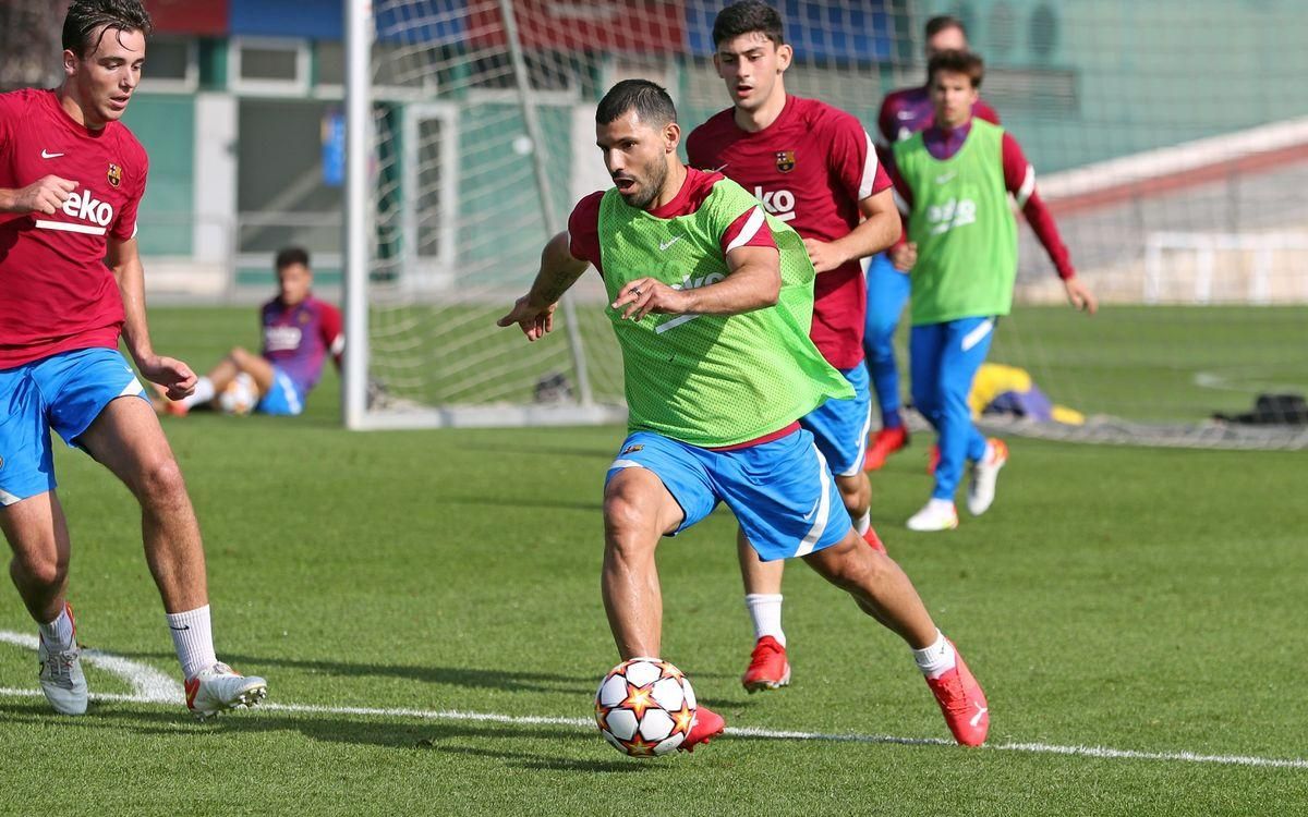 Kun Agüero, en el entrenamiento previo del Barça a la visita del Dinamo de Kiev. Kun Agüero, en el entrenamiento previo del Barça a la visita del Dinamo de Kiev.
