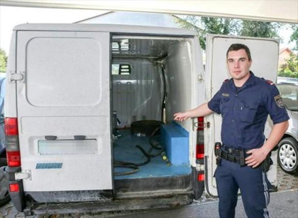 Un policía austríaco muestra la furgoneta donde iban los refugiados. Un policía austríaco muestra la furgoneta donde iban los refugiados.