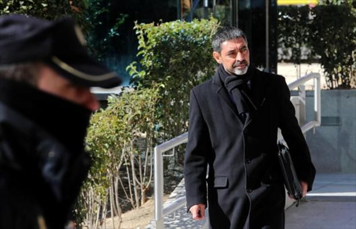 El mayor Josep Lluís Trapero se dirige a la Audiencia Nacional. El mayor Josep Lluís Trapero se dirige a la Audiencia Nacional.