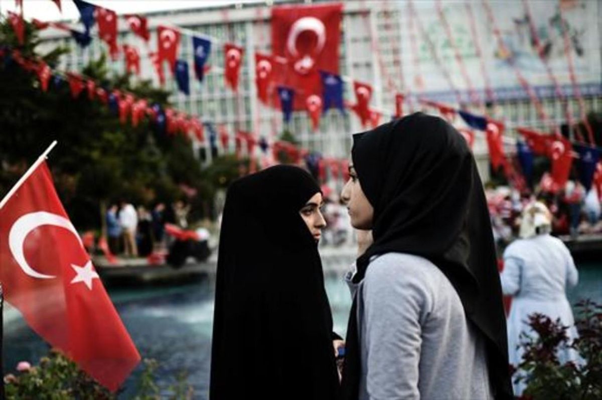 Dos mujeres con el cabello cubierto en una calle de Estambul. Dos mujeres con el cabello cubierto en una calle de Estambul.