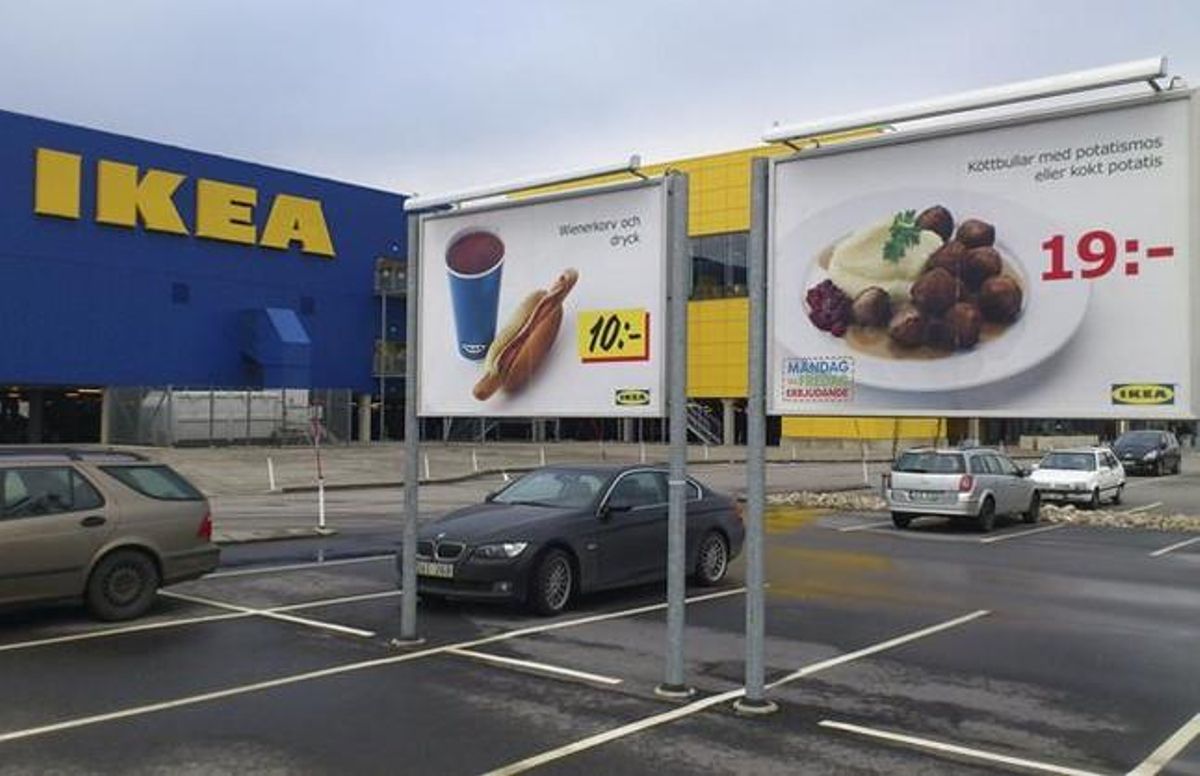 Un cartel publicita el plato de albóndigas ofrecido por la cadena de muebles IKEA en el aparcamiento del establecimiento que la firma tiene en Malmoe (Suecia). Un cartel publicita el plato de albóndigas ofrecido por la cadena de muebles IKEA en el aparcamiento del establecimiento que la firma tiene en Malmoe (Suecia).