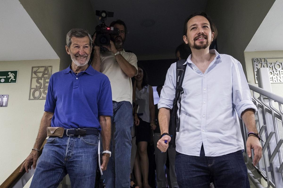 El secretario general de Podemos Madrid y ex JEMAD, Julio Rodríguez junto al líder de la formación morada, Pablo Iglesias