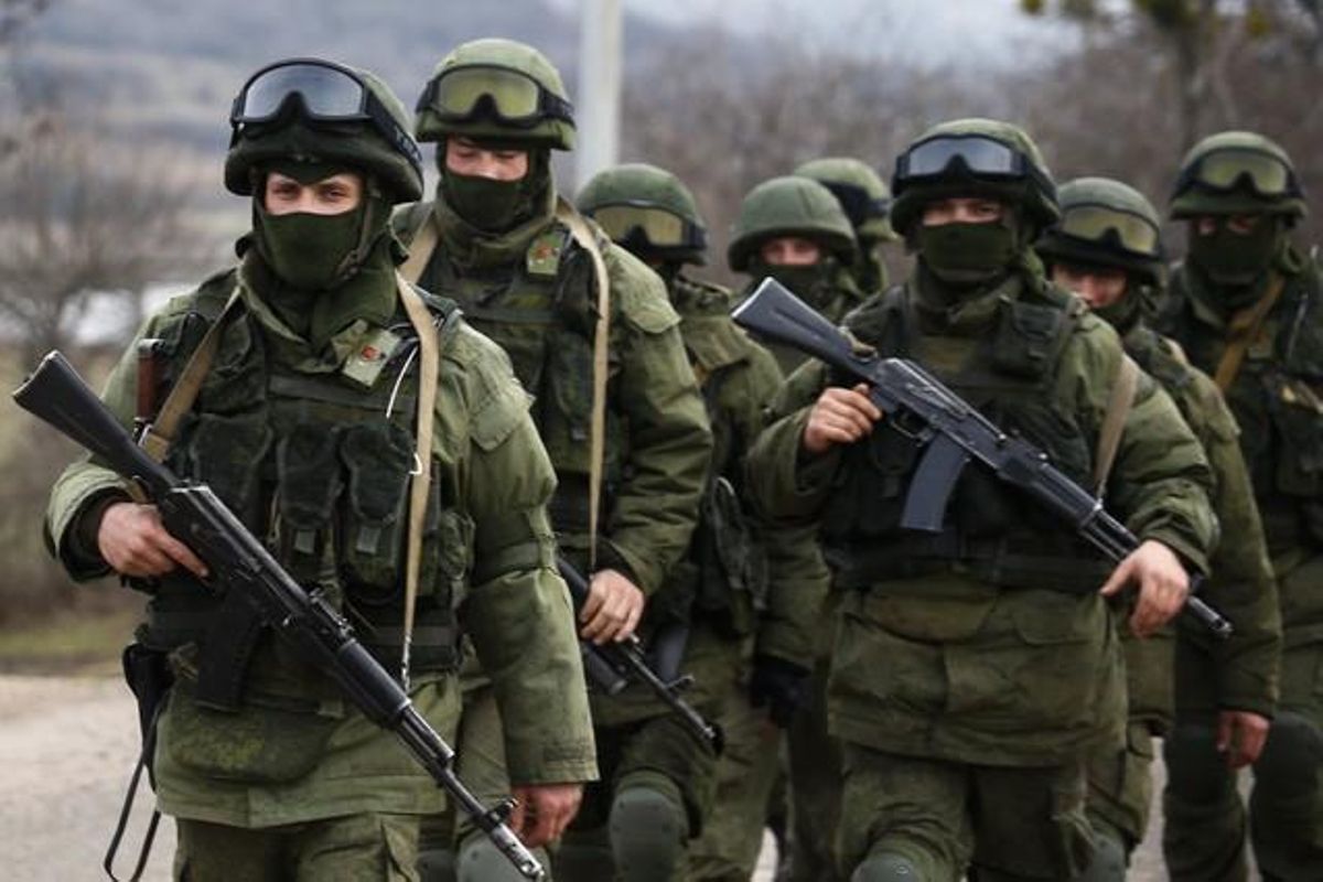 Tropas prorrusas en el exterior de una base ucraniana en la localidad de Perevalnoye, en Crimea. Tropas prorrusas en el exterior de una base ucraniana en la localidad de Perevalnoye, en Crimea.
