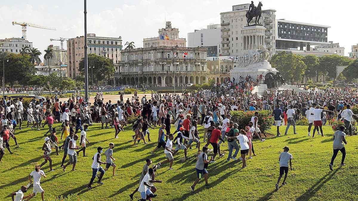 Manifestantes corren durante las protestas contra el régimen cubano en La Habana. Manifestantes corren durante las protestas contra el régimen cubano en La Habana.