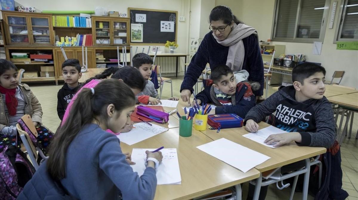 Extraescolar de urdú en la escuela Collaso i Gil, en el Raval. Extraescolar de urdú en la escuela Collaso i Gil, en el Raval.