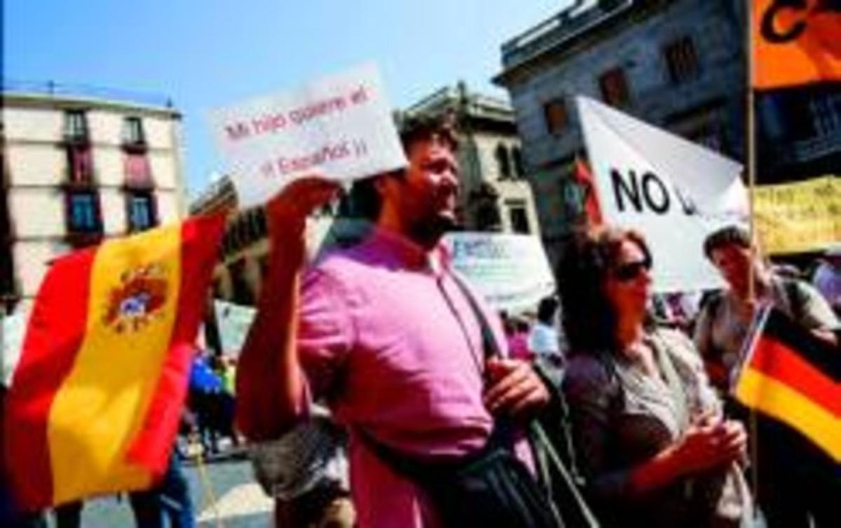 Un manifestante sostiene una pancarta con una lema a favor del castellano, ayer en Barcelona. Un manifestante sostiene una pancarta con una lema a favor del castellano, ayer en Barcelona.