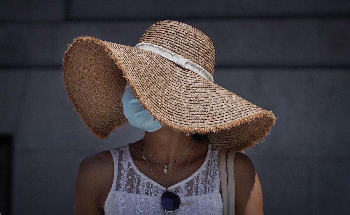 Pamela y mascarilla, la primera protege del sol, la segunda aumenta la sensación de calor. Pamela y mascarilla, la primera protege del sol, la segunda aumenta la sensación de calor.