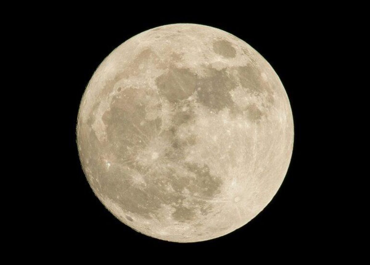 Descubren huellas de cráteres casi invisibles en la Luna Descubren huellas de cráteres casi invisibles en la Luna