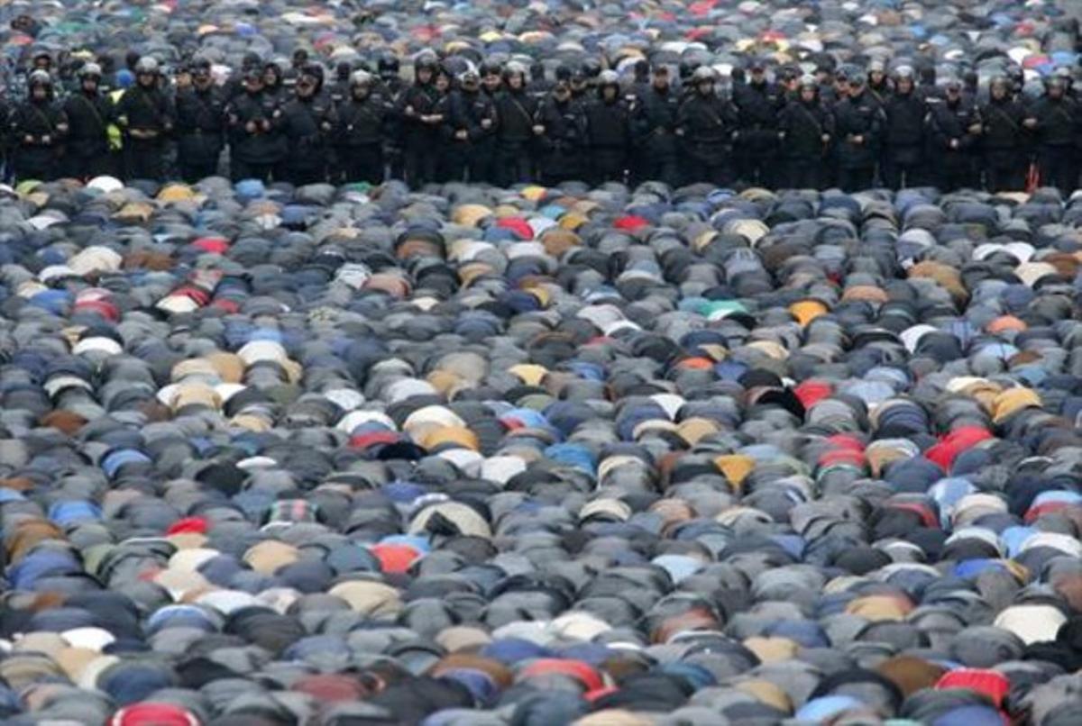 La policía vigila la masiva plegaria de la festividad del ’Eíd el Adha’ en Moscú, en el 2014.