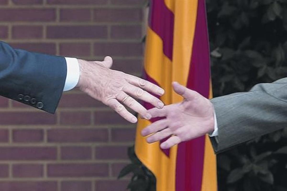 Las manos de los presidentes Mariano Rajoy y Artur Mas antes de estrecharse en septiembre de 2012, la última reunión pública que protagonizaron.