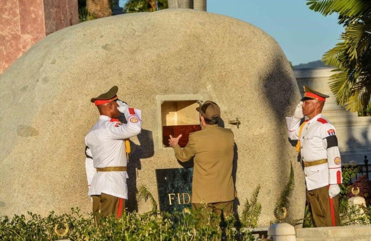 Raúl Castro deposita la urna con las cenizas de Fidel en el panteón.