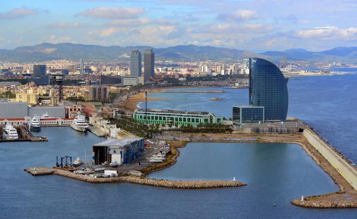 Vista del puerto y la playa de Barcelona, con el Hotel W en el centro de la panorámica. Vista del puerto y la playa de Barcelona, con el Hotel W en el centro de la panorámica.